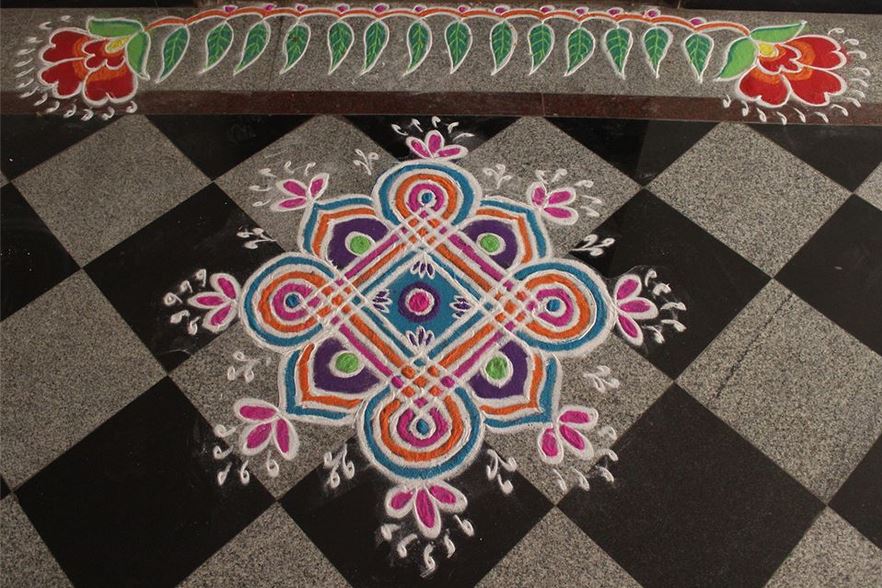 Simple yet elegant door rangoli design